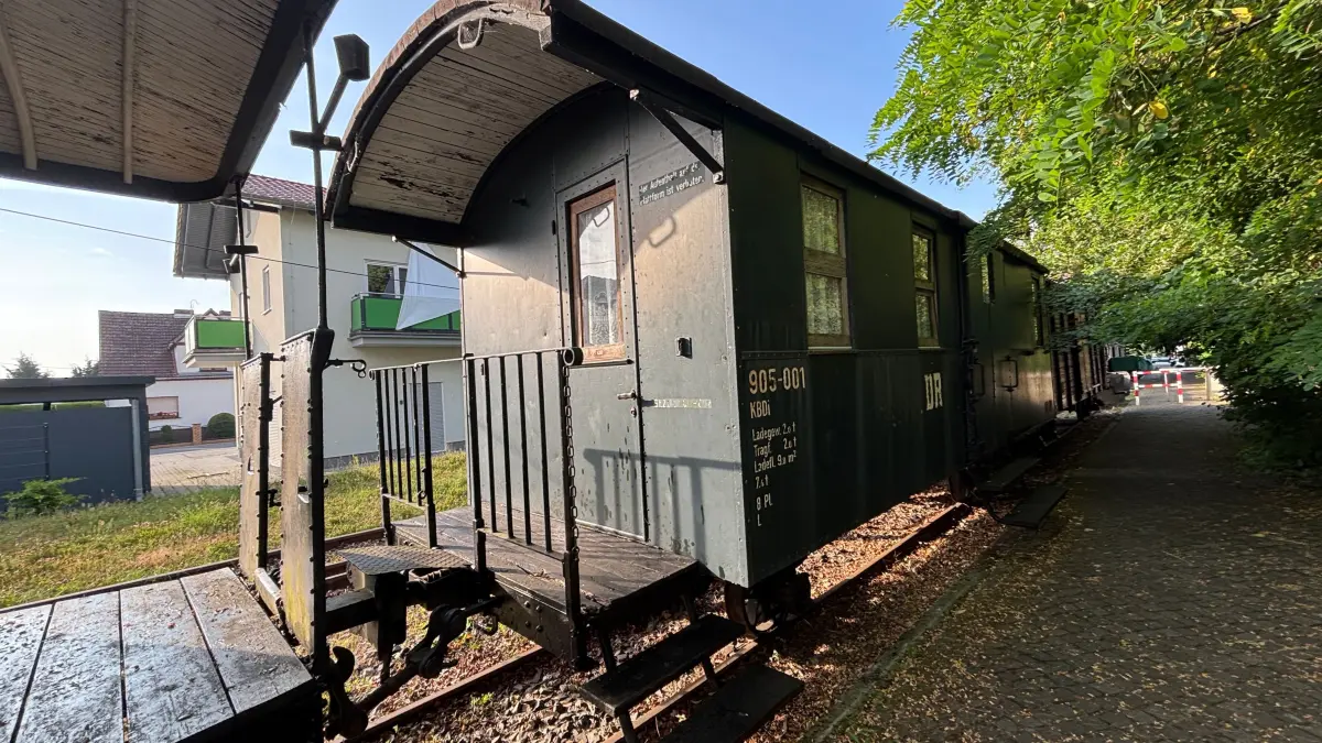 Die Gaststätte am alten Spreewaldbahnhof in Burg ist geschlossen. Die historischen Waggons auf den Gleisen laden dennoch zum vorsichtigen Entdecken ein.