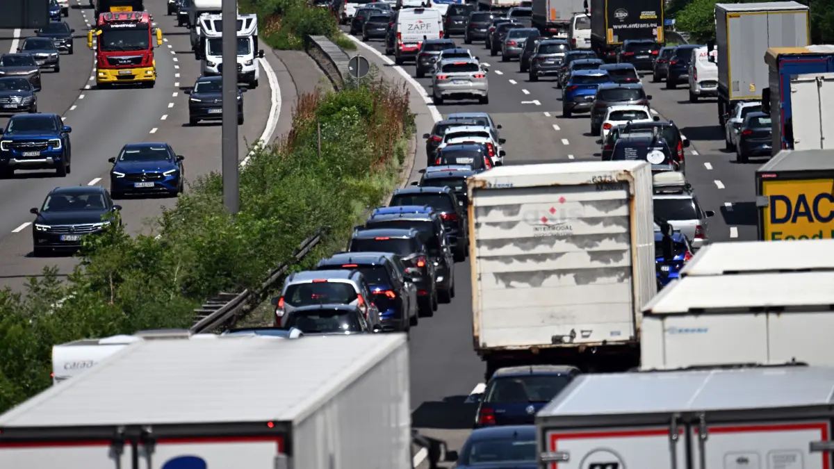 Noch bis Oktober werden in Brandenburg bei der großen Verkehrszählung Autos und andere Fahrzeuge gezählt. Warum wird das überhaupt gemacht? (Symbolbild)