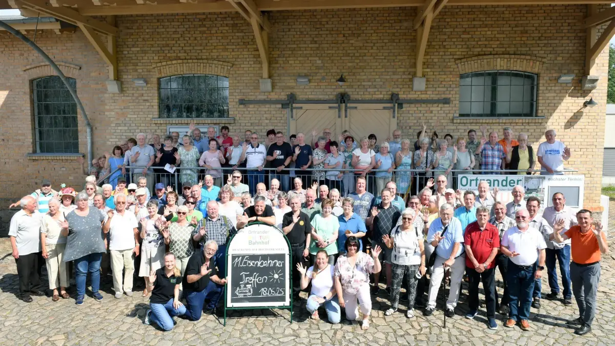120 Eisenbahner aus Elsterwerda, Senftenberg und Hoyerswerda treffen sich in Ortrand im Kulturbahnhof : 120 Eisenbahner aus Elsterwerda, Senftenberg und Hoyerswerda treffen sich in Ortrand im Kulturbahnhof
- Hier sind über 120 Teilnehmer unterschiedlichster Geschäftsfelder der ehemaligen Deutschen Reichsbahn und jetzigen Deutschen Bahn aus den Regionen um Elsterwerda, Senftenberg und Hoyerswerda zusammen gekommen