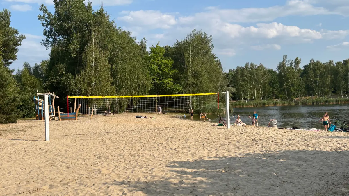 Der Sandstrand an der Willischza lädt zum Baden ein, und auch zum Beach-Volleyball