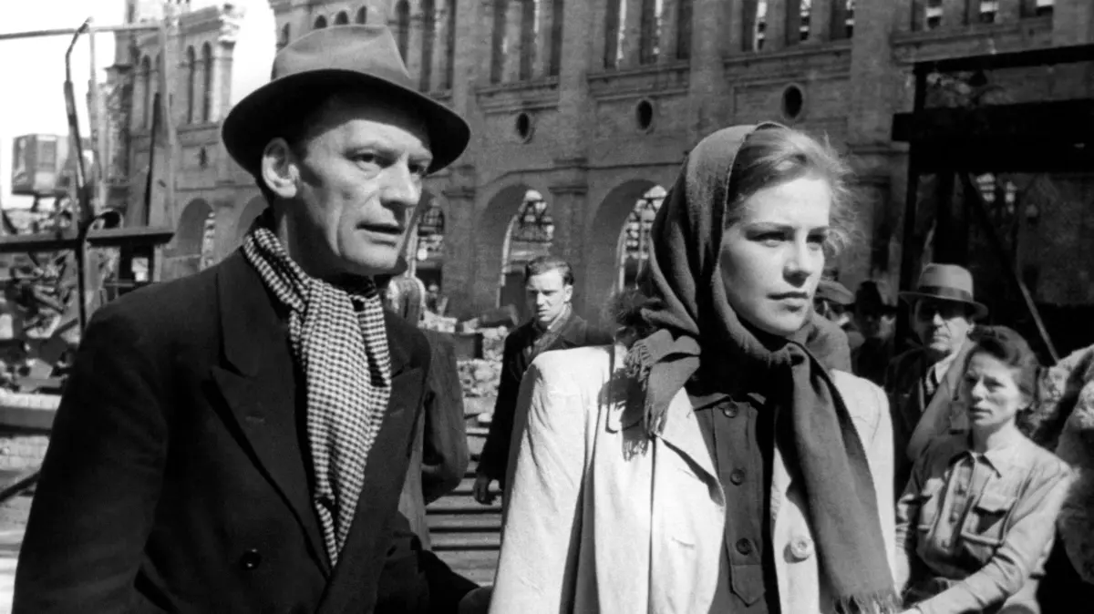 HANDOUT - Regisseur Wolfgang Staudte und Hildegard Knef als Susanne Wallner in einer Szene des Films "Die Mörder sind unter uns" (1946). Am 16. März 1946 begannen die Dreharbeiten für «Die Mörder sind unter uns» mit der jungen Hildegard Knef - mitten in den Trümmern. (zu dpa: "Mit der jungen Knef: Vor 75 Jahren entstand der erste Nachkriegsspielfilm") +++ dpa-Bildfunk +++