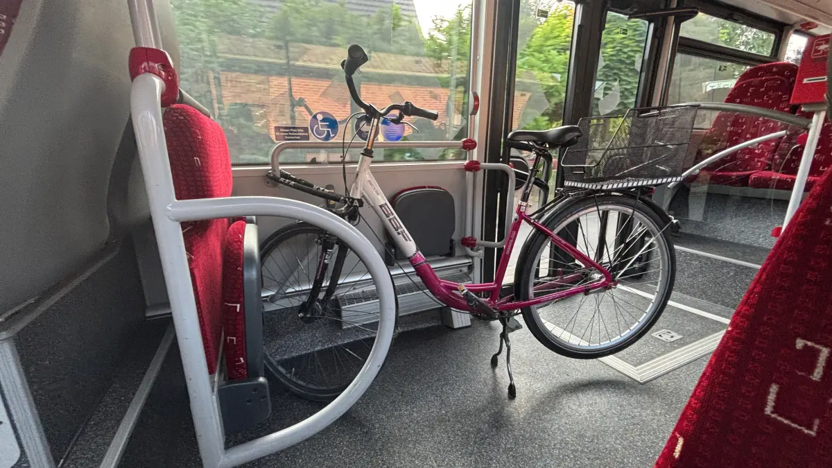 Fahrrad im Bus bei Burg