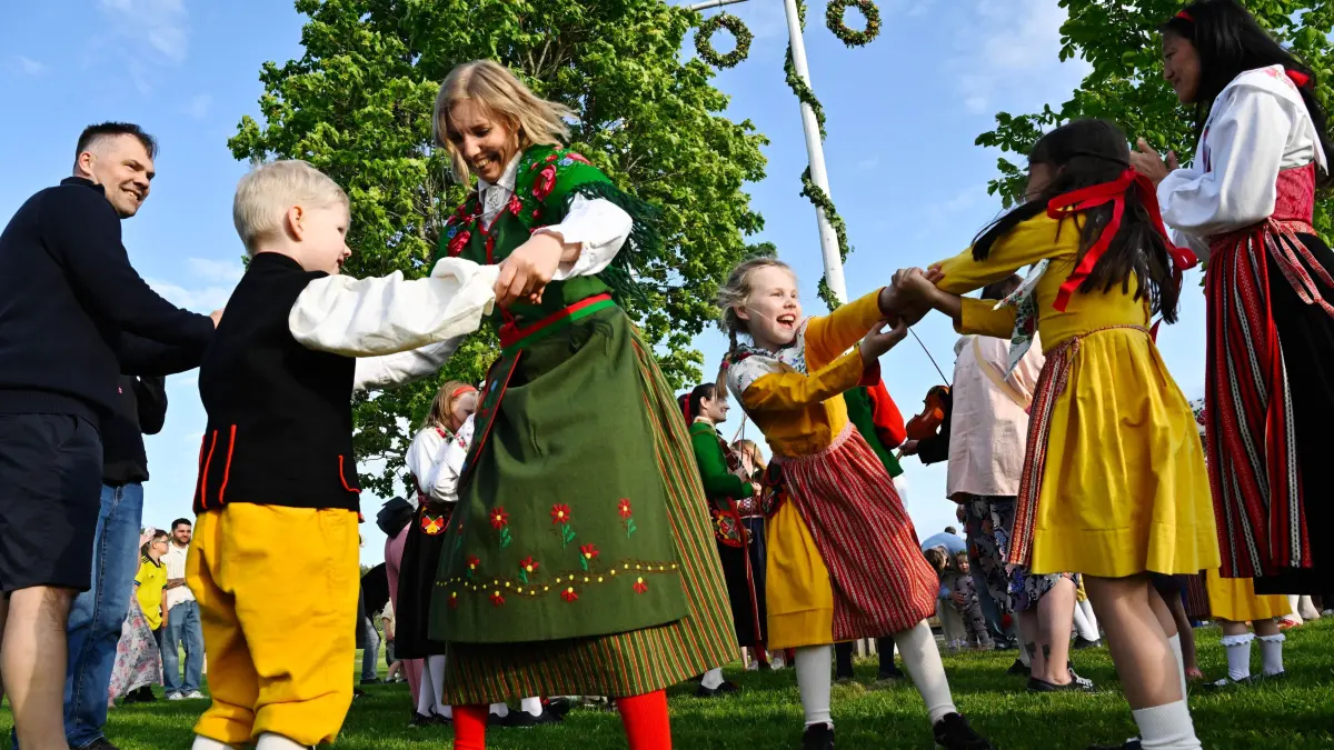 WEB_INRIKES: Tibble Leksand 2025-06-19 Dans runt stangen vid barnens midsommarfirande i Tibble. TIBBLE SVERIGE x9110x *** Tibble Leksand 2025 06 19 Dancing around the pole at the childrens midsummer celebration in Tibble TIBBLE SWEDEN x9110x PUBLICATIONxNOTxINxDENxNORxSWExFIN Copyright: xULFxPALMx/xTTx MIDSOMMAR DALARNA Bypc3jYzKUc