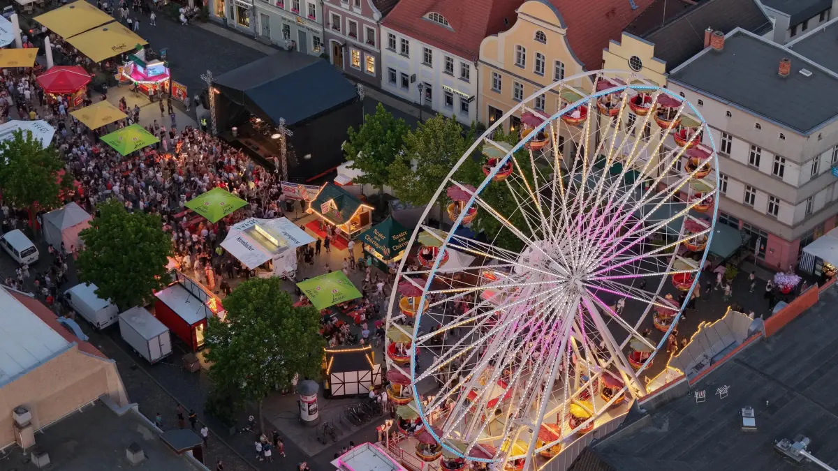 Stadtfest 2025 Samstag abend: In der Cottbuser Innenstadt wird an diesem Wochenende drei Tage lang in der Innenstadt das 32. Stadtfest gefeiert.
Tausende Stadtfestbesucher waren am Samstagabend in der Innenstadt zwischen Oberkirchplatz, Altmarkt, Spremberger Strasse, Stadtpromenade und Berliner Platz unterwegs.