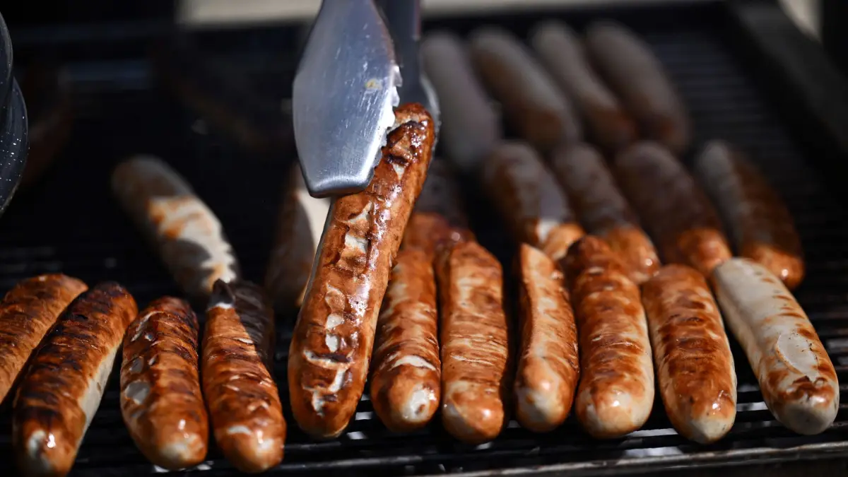 Thüringer Bratwürste: ARCHIV - 27.08.2024, Thüringen, Schkölen: Thüringer Bratwürste liegen auf dem Grill (zu dpa: «Für Klimaschutz verzichten die wenigsten auf Grillfleisch») Foto: Martin Schutt/dpa +++ dpa-Bildfunk +++