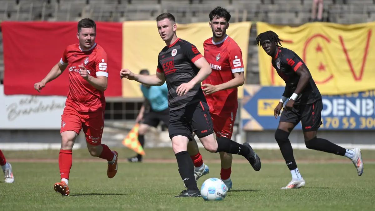 Fussball : Frankfurt an der Oder Stadion, Fussball Brandenburgliga Punktspiel, 1. FC Frankfurt - Brandenburger SC Süd, v.l. Robin Grothe, Patrick Richter, Derenik Mayilyan und Uthman Mustapha
FOTO BENK 21.06.2025