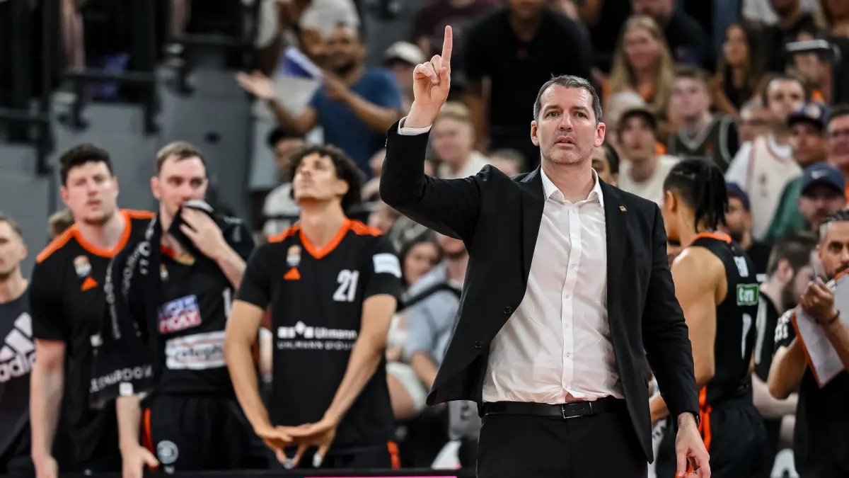 FC Bayern München - ratiopharm Ulm: 21.06.2025, Bayern, München: Basketball: Bundesliga, FC Bayern München - ratiopharm Ulm, Meisterschaftsrunde, Finale, 3. Spieltag, SAP Garden. Ulms Head Coach Ty Harrelson gestikuliert. Foto: Harry Langer/dpa +++ dpa-Bildfunk +++
