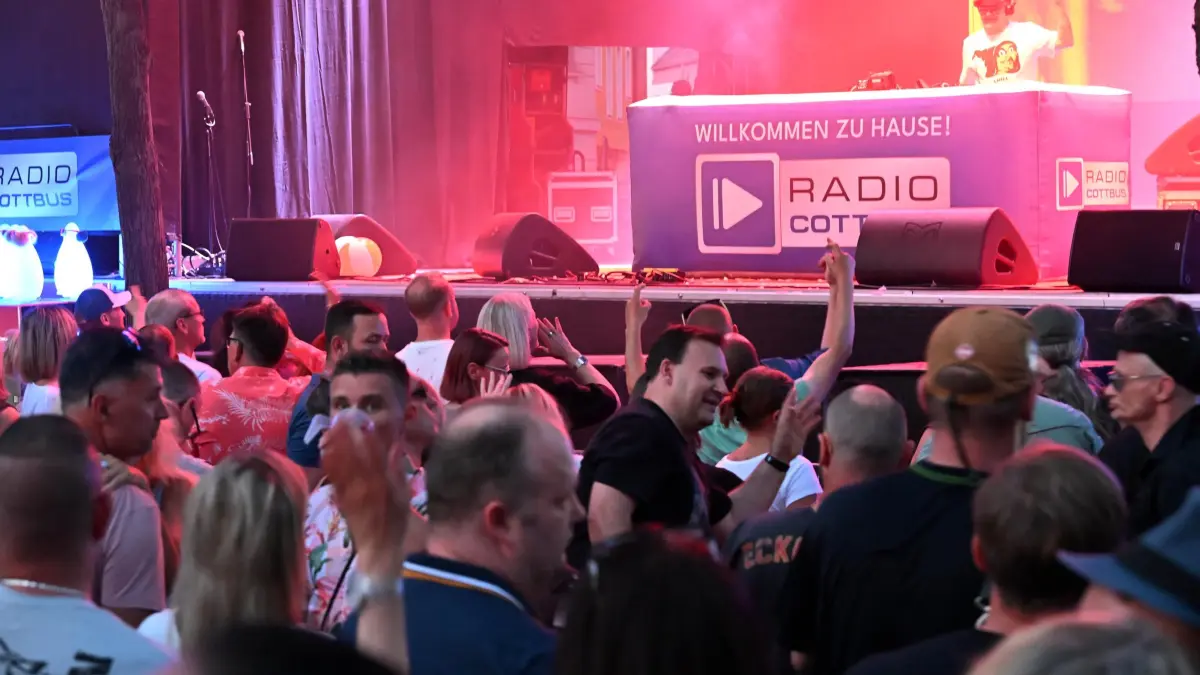 Stadtfest 2025 Samstag abend: Techno mit WESTBAM auf der Bühne Oberkirchplatz.
In der Cottbuser Innenstadt wird an diesem Wochenende drei Tage lang in der Innenstadt das 32. Stadtfest gefeiert.
Tausende Stadtfestbesucher waren am Samstagabend in der Innenstadt zwischen Oberkirchplatz, Altmarkt, Spremberger Strasse, Stadtpromenade und Berliner Platz unterwegs.