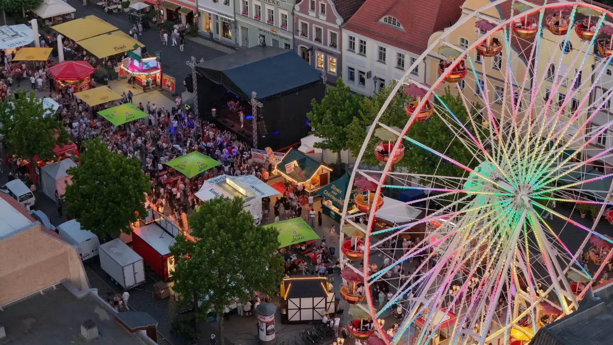 Stadtfest 2025 Samstag abend: In der Cottbuser Innenstadt wird an diesem Wochenende drei Tage lang in der Innenstadt das 32. Stadtfest gefeiert.
Tausende Stadtfestbesucher waren am Samstagabend in der Innenstadt zwischen Oberkirchplatz, Altmarkt, Spremberger Strasse, Stadtpromenade und Berliner Platz unterwegs.