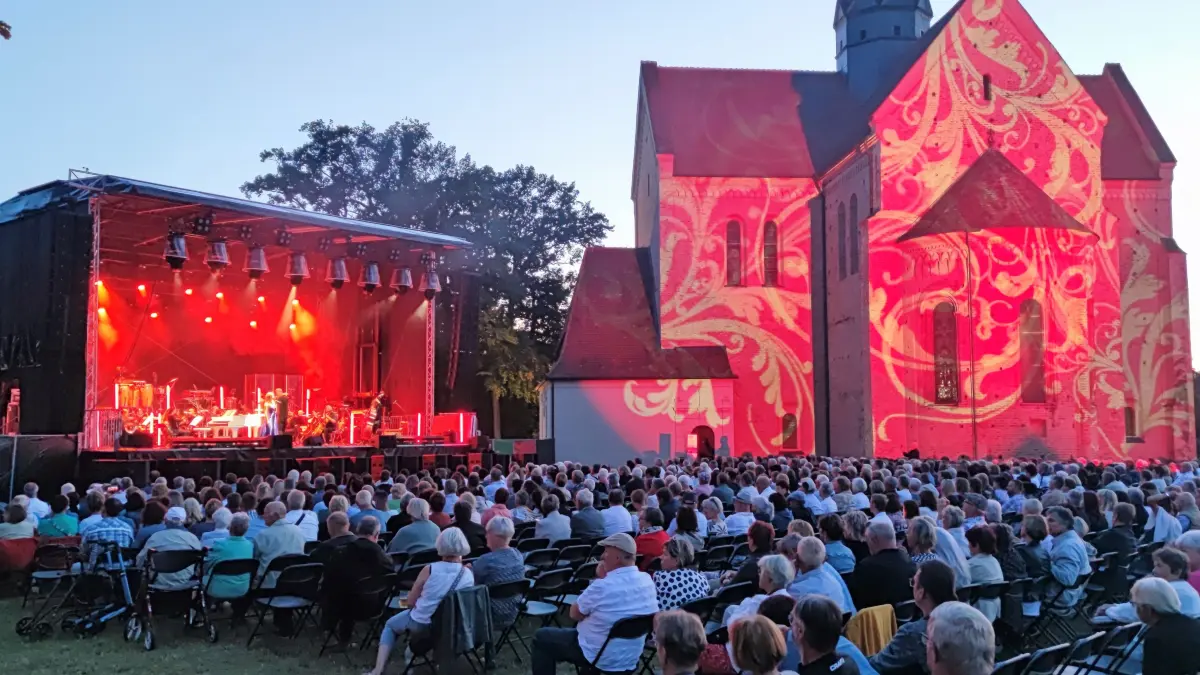 Herrliche Stimmung verbreiteten die Musiker auf der Bühne in Kombination mit den Laserprojektionen auf den Mauern der Klosterkirche.