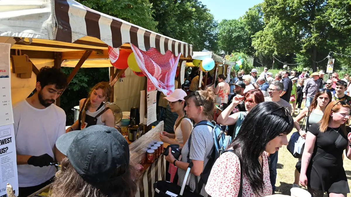 Stadtfest 2025 Sonntag: In der Cottbuser Innenstadt wird an diesem Wochenende drei Tage lang in der Innenstadt das 32. Stadtfest gefeiert.
Im Puschkinpark gab es am Sonntag ab Mittag das Interkulturelle Festival Cottbus Open mit der traditionellen internationalen Essmeile, bei der Studierende der Brandenburgischen Technischen Universität Cottbus-Senftenberg (BTU) für die Besucher Gerichte ihrer Heimatländer zubereiteten, sowie ein buntes Bühnenprogramm.
