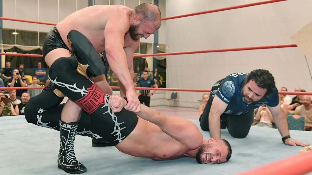 Spektakuläre Show in Doberlug- Kirchhain – Erstes Wrestling- Event der Region bietet atemberaubende Unterhaltung der Spitzenklasse : Spektakuläre Show in Doberlug- Kirchhain – Erstes Wrestling- Event der Region bietet atemberaubende Unterhaltung der Spitzenklasse
- Im friedlichen und beschaulichen Doberlug- Kirchhain sind Titanen aufeinander los gegangen