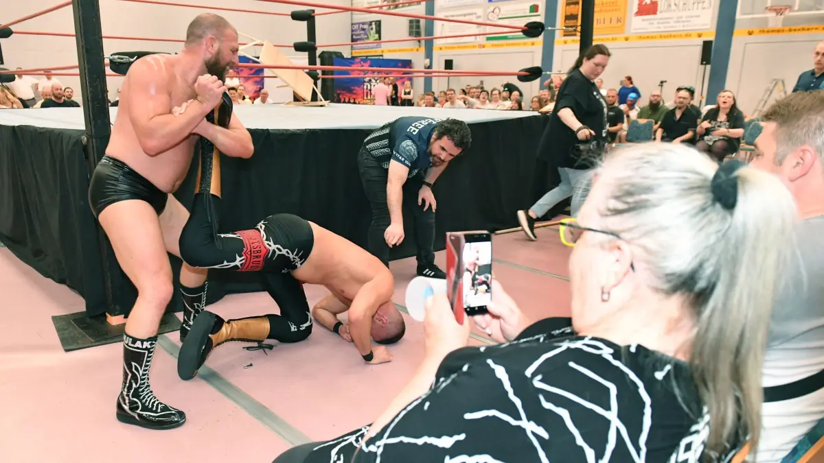 WWE-Star gegen Serienstar: Drew Gulak aus den USA (l.) will den mehrfachen Wrestlingchampion Erkan Sulcani aus Berlin zur Aufgabe zwingen. Sulcani ist aus der deutschen Dramaserie 4-Blocks bekannt und kämpfte beim TV Total – Promi Wrestling.