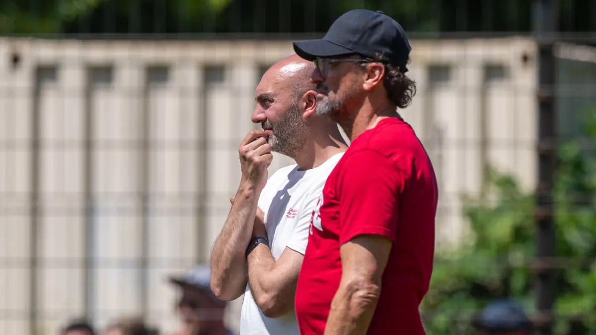 Trainingsauftakt Energie Cottbus 2025/26: Fussball, Herren, Saison 2025/26, 3. Liga, FC Energie Cottbus, Trainingsauftakt, v.l. Kaderplaner Maniyel Nergiz (Energie Cottbus), Trainer Claus-Dieter Pele Wollitz (Energie Cottbus), 22.06. 2025, Foto: Sebastian Räppold / Matthias Koch