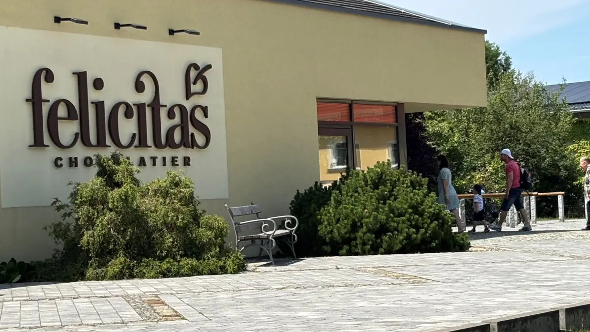 Hier geht es zum Schokoladenland in Hornow – mit einem Laden, einem Café und einer Brasserie, mit der Schauwerkstatt und einem großen Außengelände mit Spielplatz und Streichelzoo.