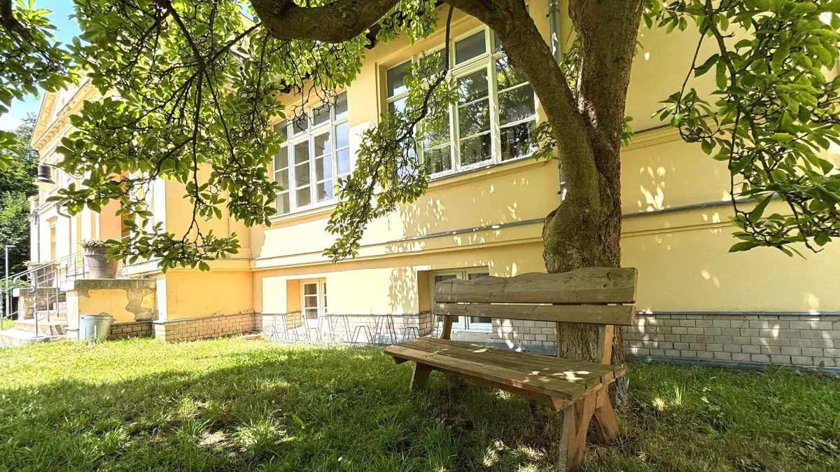 Schattige Plätze gibt es auch vor dem Schloss in Hornow.