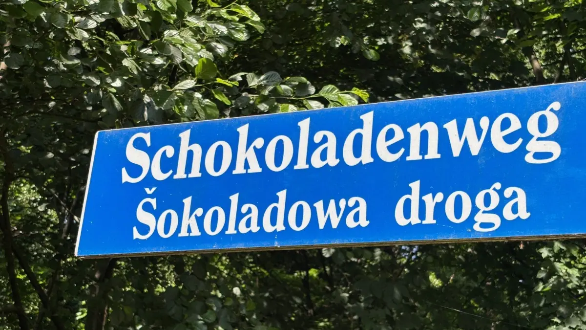 Den Schokoladenweg in Hornow liegt zwischen der Confiserie und dem Schloss. Und wurde – wie im angestammten Siedlungsgebet der Sorben und Wenden üblich – auch ins Niedersorbische übersetzt.