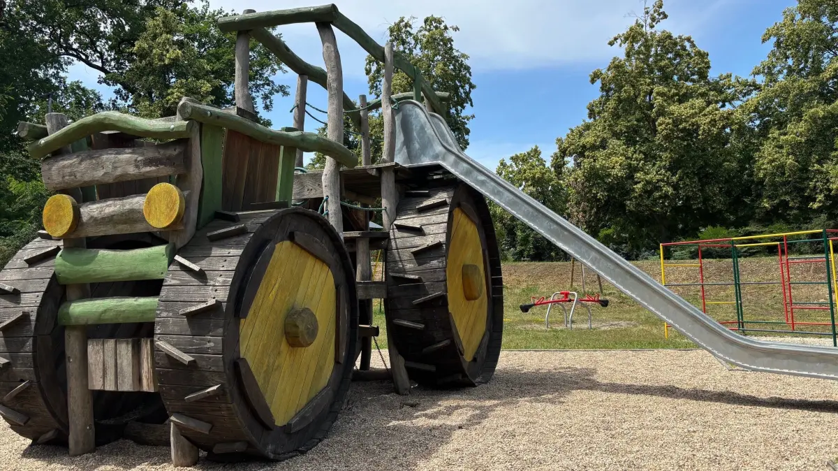Eine Runde durch Hornow lohnt sich: Auf dem Spielplatz im Ort steht dieser Traktor aus Holz.
