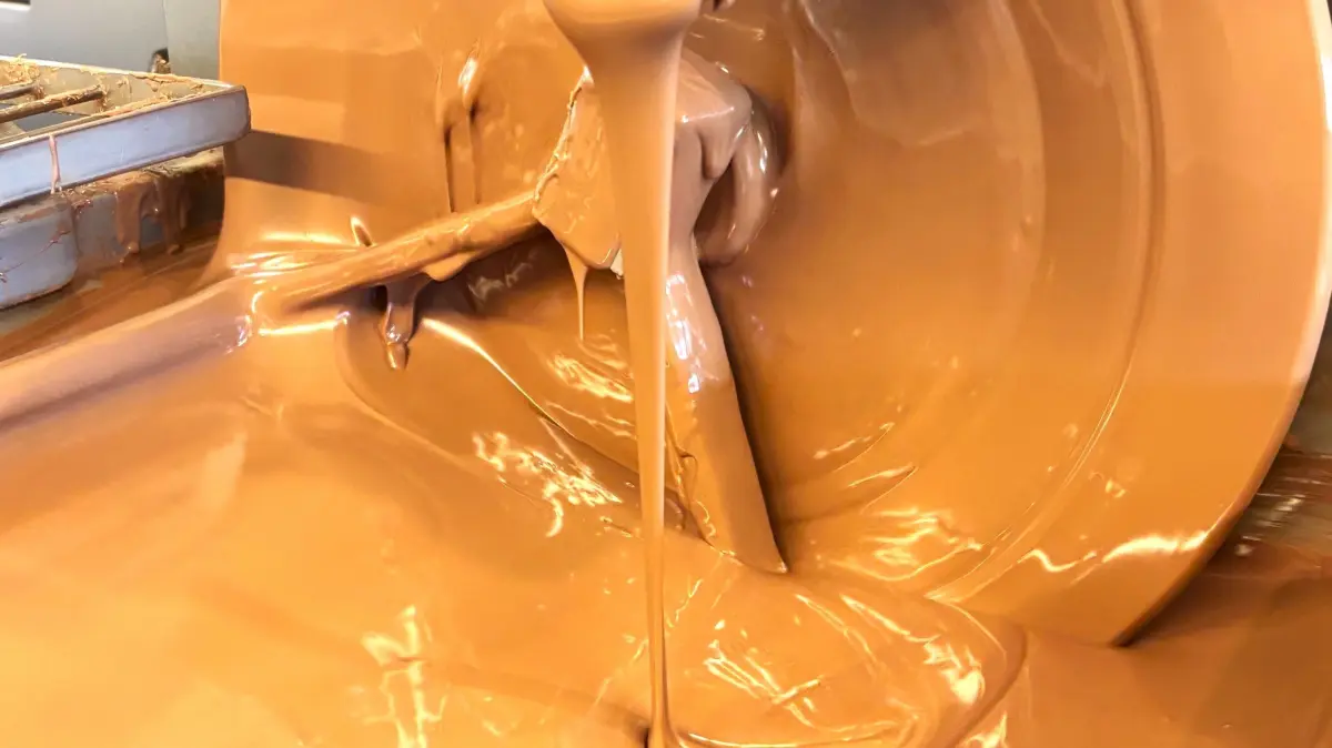 So bleibt die Schokolade in der Schauwerkstatt der Confiserie Felicitas flüssig, um in Formen für Tafeln und Figuren gegossen zu werden.