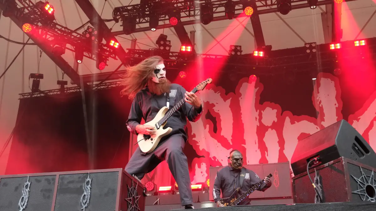 Jim Root (vorne) an der Rhythsmusgitarre und Alessandro „Vman“ Venturella am Bass sorgen für die brutalen Riffs bei Slipknot.