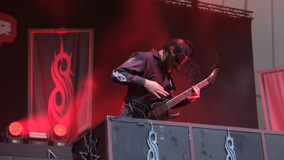 Mick Thomson liefert an der Leadgitarre brachiale Riffs und schnelle Solo-Parts.