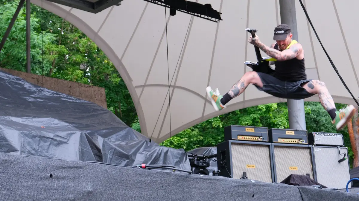 Laurence Vincent, Gitarrist von Soft Play, rennt und springt über die Bühne. Passend zum energischen Punk-Sound.