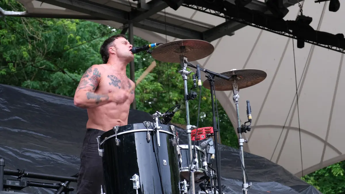 Isaac Holman ist Sänger und Drummer des britischen Punk-Duos "Soft Play". Die Band hat den Abend auf der Waldbühne eröffnet.