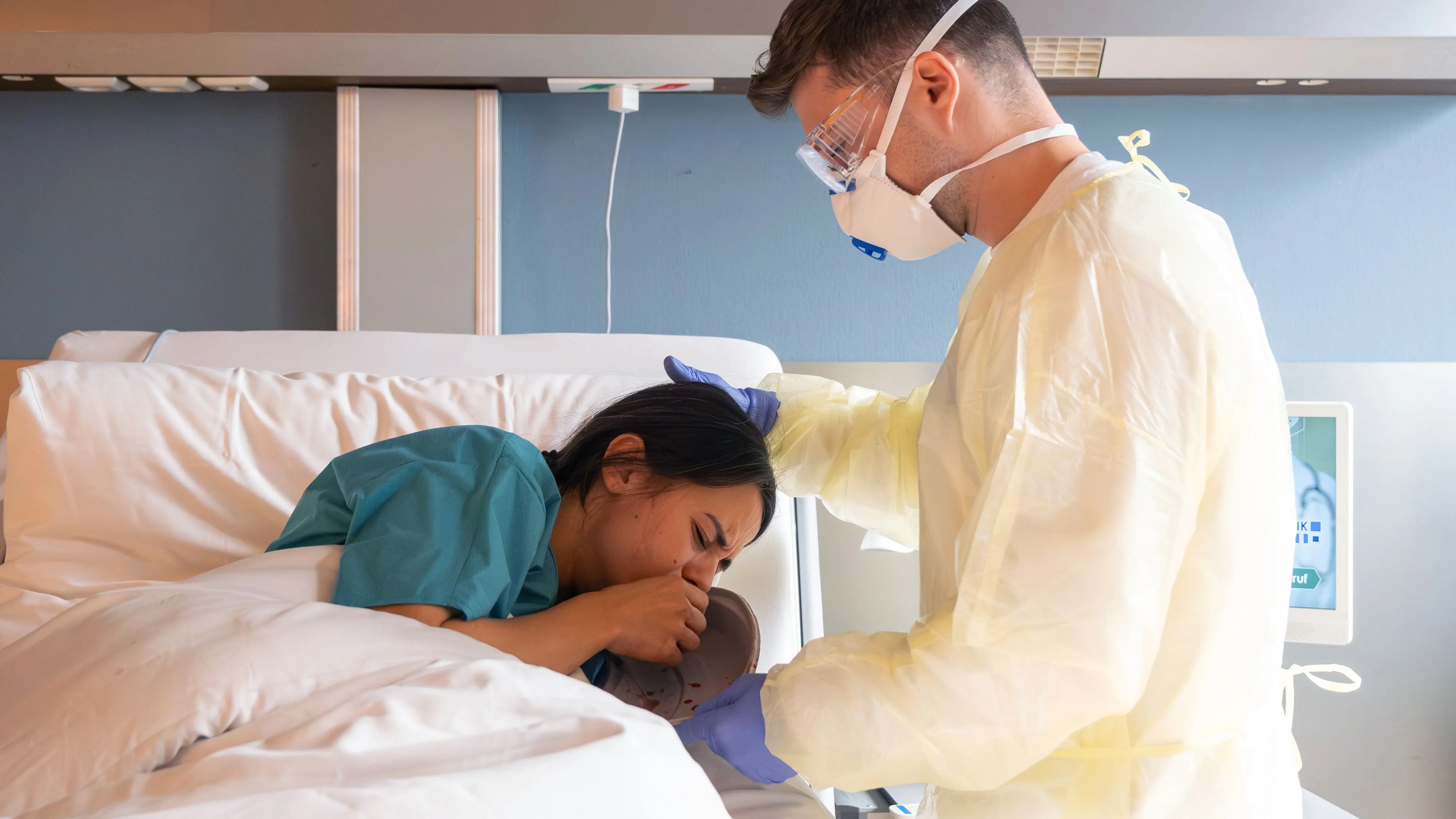 ARD/MDR IN ALLER FREUNDSCHAFT 1099 , "Liebe", am Dienstag (24.06.25) um 21:00 Uhr im ERSTEN. Ab 17.06.2025, 21:00 Uhr in der ARD-Mediathek. Fadila Awad (Eman Dwagy) hat eine offene Tuberkulose und musste isoliert werden. Kris Haas (Jascha Rust) versucht nicht nur als Pfleger für sie da zu sein. Er unterstützt sie auch weiterhin mit ihrem neugeborenen Sohn Noor. © MDR/Saxonia Media/Sebastian Kiss, honorarfrei - Verwendung gemäß der AGB im engen inhaltlichen, redaktionellen Zusammenhang mit genannter MDR-Sendung bei Nennung "Bild: MDR/Saxonia Media/Sebastian Kiss" (S2+). MDR/HA Kommunikation, 04360 Leipzig, Tel: (0341) 300 6477 oder - 6463