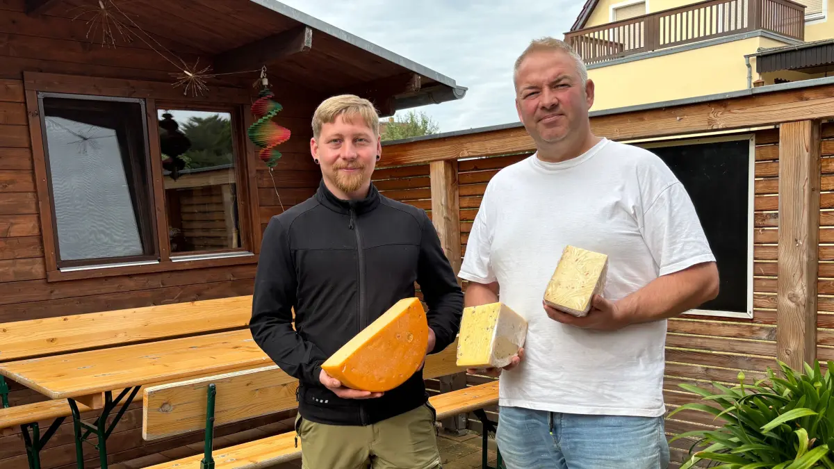 Marcel Schallmea (links) und Jan Kutzbach von der Spreewaldalm/Drehnower Hofkäserei UG. Die Milchprodukte des Rinderhalters werden auch zu Käse verarbeitet.