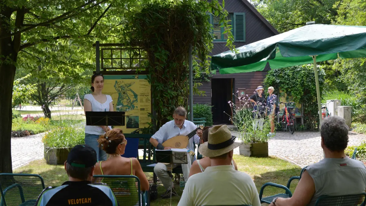 BRT Fahrradkonzert : Bundesradsporttreffen 2013 in Cottbus: Angeführt vom Cottbuser Postkutscher unterwegs zum Fahrradkonzert zu neun musikalischen Stationen.
Führung mit Burkhard Schwiederski von der Integral Lautenmusik und Gesang mit "Corda Voce" am Gartenhäuschen im Spreeauenpark.
Foto: Michael Helbig/mih1