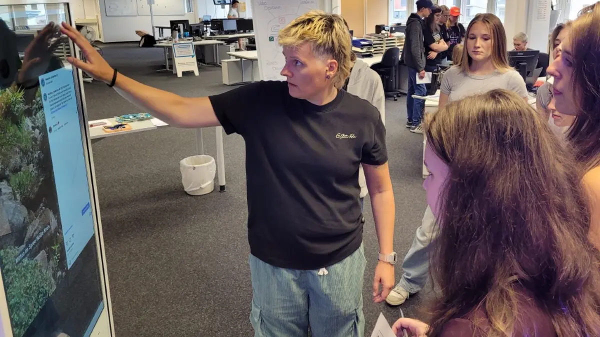 Newscamp 2025 in Brandenburg: Jasmin Brünnecke, Teamleiterin Social Media, zeigt Schülerinnen Reels, die auf Instagram veröffentlicht wurden.