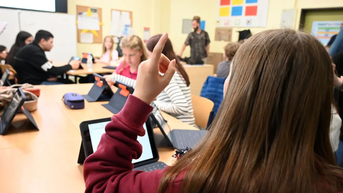 Vorstellung KI-Chatbot „Telli“ an Bremer Schule: 25.06.2025, Bremen: Madita aus der 6. Klasse der Oberschule Habenhausen arbeitet mit dem KI-Chatbot "Telli“ und meldet sich. Bremen führt, nach eigenen Angaben als erstes Bundesland den KI-Chatbot «Telli» an allen öffentlichen Schulen ein. Foto: Carmen Jaspersen/dpa +++ dpa-Bildfunk +++