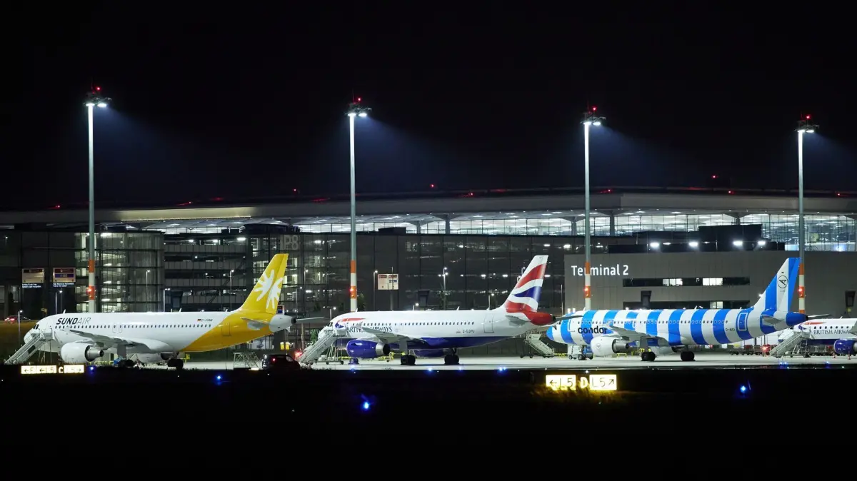 Nachts auf dem Flugfeld des Flughafens BER: 25.06.2025, Brandenburg, Schönefeld: Blick in der Nacht auf den Flughafen Berlin Brandenburg. Zahlreiche Tätigkeiten, die tagsüber nicht möglich sind, werden in der Nacht verrichtet. So z.B. die Wartung der Lichtanlagen auf dem Rollfeld. Foto: Jörg Carstensen/dpa +++ dpa-Bildfunk +++