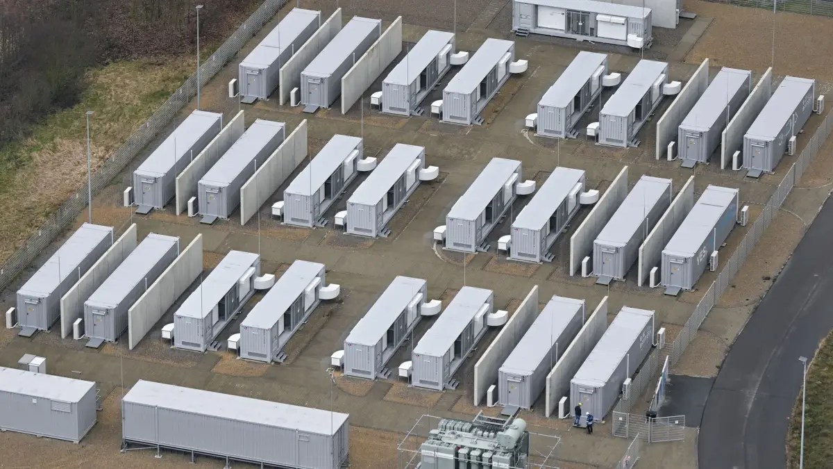 Batteriespeicher: ARCHIV - 22.02.2023, Brandenburg, Spremberg: Container der BigBattery Lausitz auf dem Gelände des Braunkohlekraftwerkes Schwarze Pumpe der Lausitz Energie Bergbau AG (LEAG). Die Anlage verfügt über 53 Megawattstunden (MWh) nutzbarer Speicherkapazität. In Waltrop in NRW soll jetzt ein Speicherpark mit 1.800 Megawattstunden Kapazität entstehen. (zu dpa: «Energiefirmen planen Mega-Batteriepark») Foto: Patrick Pleul/dpa +++ dpa-Bildfunk +++