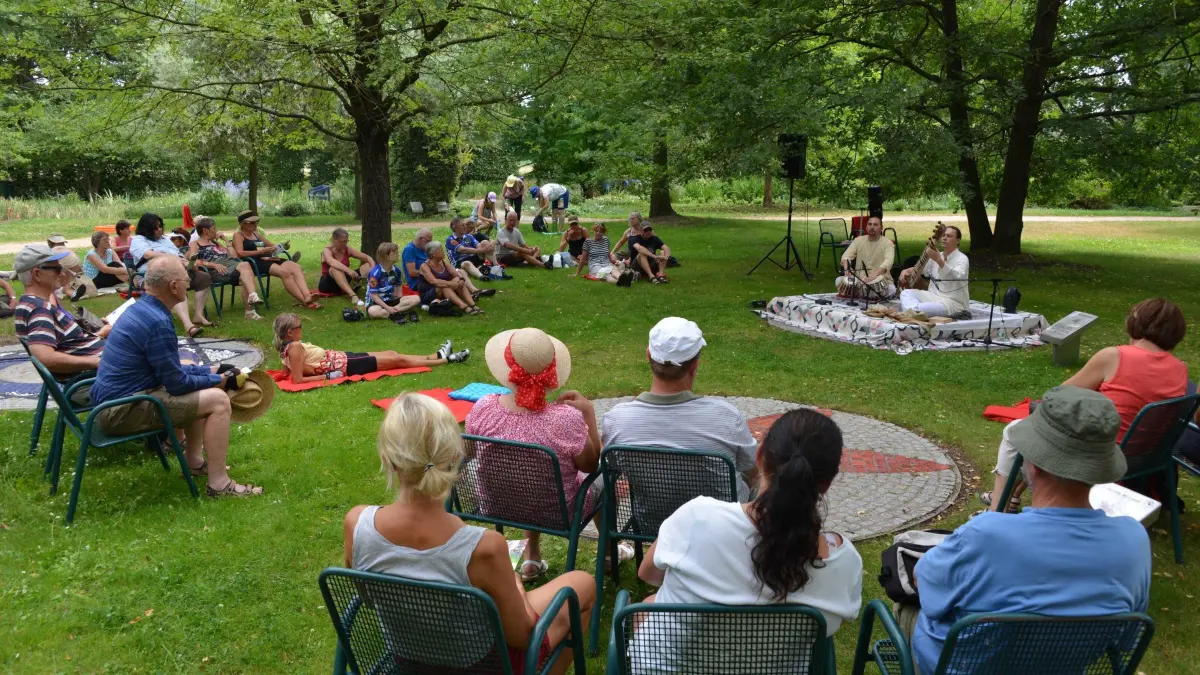BRT Fahrradkonzert : Bundesradsporttreffen 2013 in Cottbus: Angeführt vom Cottbuser Postkutscher unterwegs zum Fahrradkonzert zu neun musikalischen Stationen.
Führung mit Burkhard Schwiederski von der Integral Indische Musik und Picknick mit Sebastian Dreyer im Spreeauenpark.
Foto: Michael Helbig/mih1