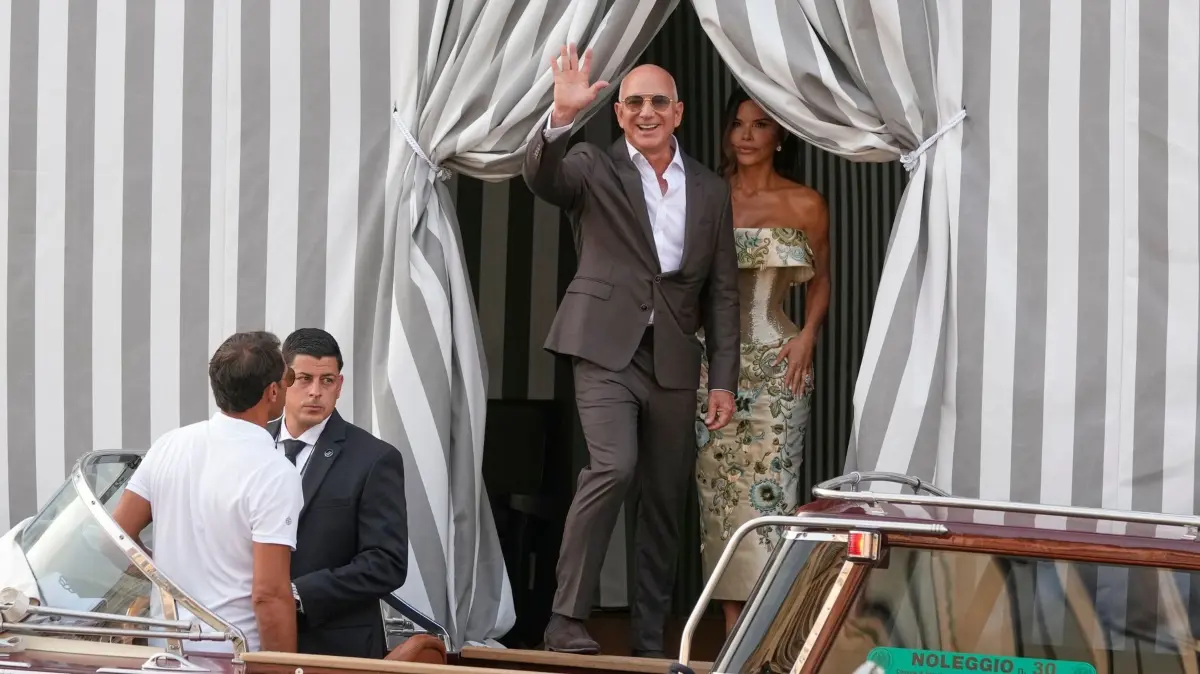 Vor der Bezos-Hochzeit in Venedig: 26.06.2025, Italien, Venedig: Jeff Bezos (M, l) und Lauren Sanchez verlassen ein Hotel auf dem Weg zu ihrem Hochzeitsempfang. Foto: Luca Bruno/AP/dpa +++ dpa-Bildfunk +++