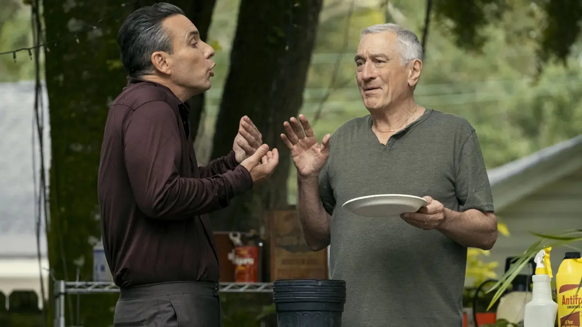 Der pensionierte Friseur Salvo (Robert De Niro, r.) ist empört, dass sein einziger Sohn Sebastian (Sebastian Maniscalco, l.) ihn alleine lassen möchte.