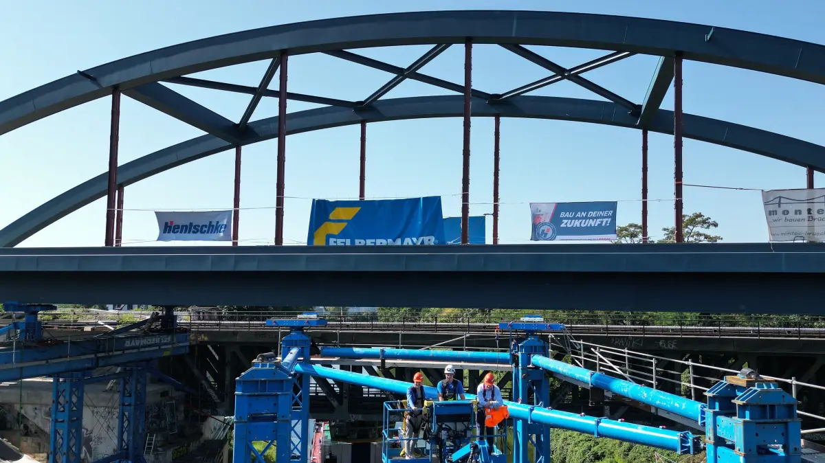 Alexander Kaczmarek, Konzernbevollmächtigter der Deutschen Bahn für Berlin, Brandenburg und Mecklenburg-Vorpommern sieht sich 2023 in einem Hubkorb die Baustelle nach dem Einbau der Teltowkanalbrücke für Ausbau der Dresdner Bahn an.