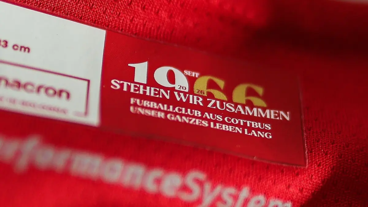 Das Trikot enthält viele Hinweise auf die Geschichte von Energie Cottbus, die Fankultur und Gesänge.