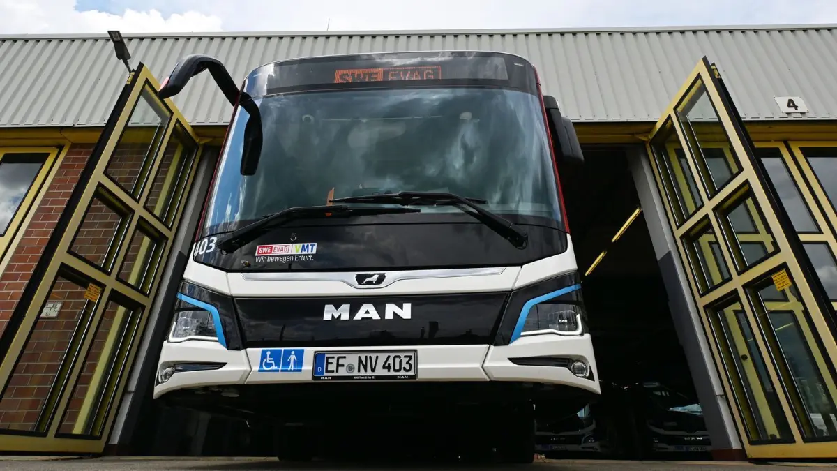 Neue elektrische Busse für Erfurts Nahverkehr: 26.06.2025, Thüringen, Erfurt: Einer der drei ersten Elektro-Gelenkbusse der EVAG wird im Betriebshof der Erfurter Verkehrsbetriebe in Betrieb genommen. Insgesamt 15 neue Busse verschiedener Bauart gehen bis 2026 an den Start und ein Teil dieser Neubeschaffungen sind Elektrobusse. Das Land fördert den umweltfreundlichen ÖPNV, Erfurt kann in diesem Jahr noch eine Förderung von rund 1,4 Millionen Euro für 3 weitere Gelenkbusse erwarten. Foto: Martin Schutt/dpa +++ dpa-Bildfunk +++