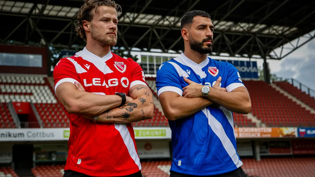 Hery Rorig und Tolcay Cigerci sind begeistert von der neuen Arbeitskleidung für die Saison 2025/26 in der 3. Fußball-Liga.