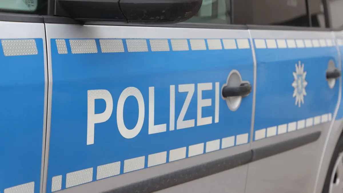 Symbolfoto Polizei Thüringen: ARCHIV - 16.01.2024, Thüringen, Jena: Schriftzug "Polizei" an einem Dienstauto der Thüringer Polizei. (zu dpa: «Männer prügeln sich mit Baseballschläger, Schere und Gürtel») Foto: Bodo Schackow/dpa +++ dpa-Bildfunk +++