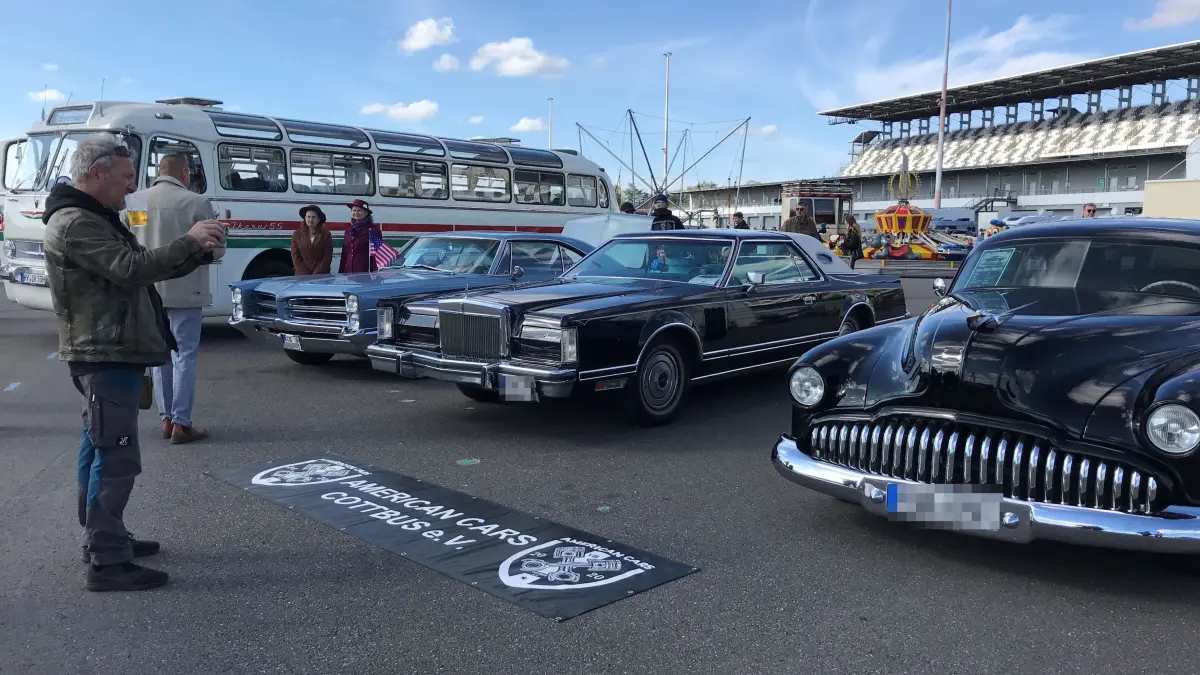 Im Fahrerlager am Lausitzring ist wandelbar. Hier eine Ausstellung von Oldtimern während der Klassik-Tage im Oktober 2024.