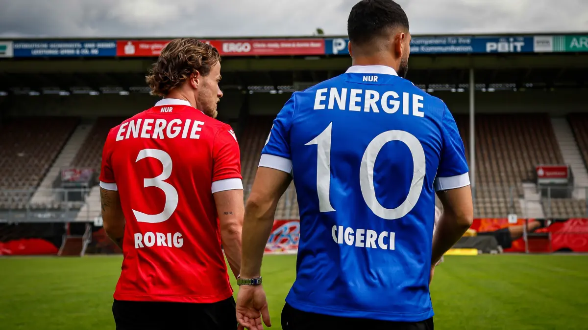 Henry Rorig und Tolcay Cigerci präsentieren für Energie Cottbus das neu