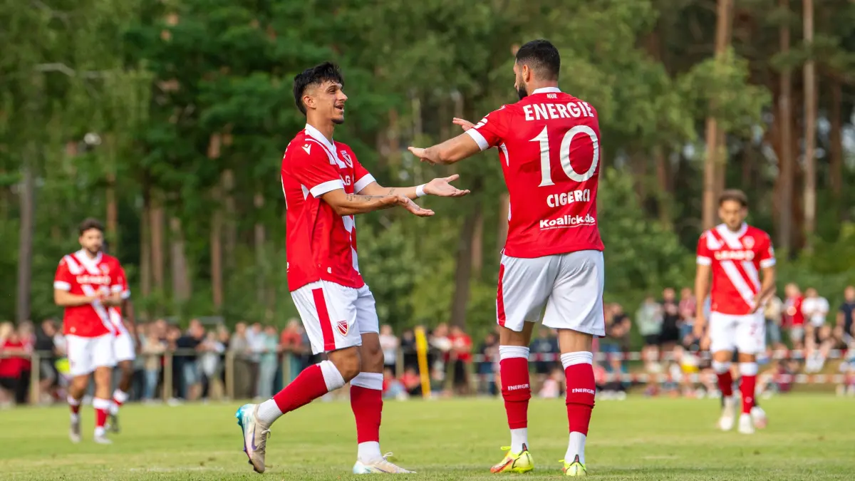 Testspiel Wacker Schönwalde - Energie Cottbus 2025/26: Fussball, Herren, Saison 2025/26, Testspiel, SV Wacker 21 Schönwalde - FC Energie Cottbus, v.l. Jannis Boziaris (Energie Cottbus), Tolcay Cigerci (Energie Cottbus), Jubel nach Tor zum 0:10, 27.06. 2025, Foto: Sebastian Räppold / Matthias Koch