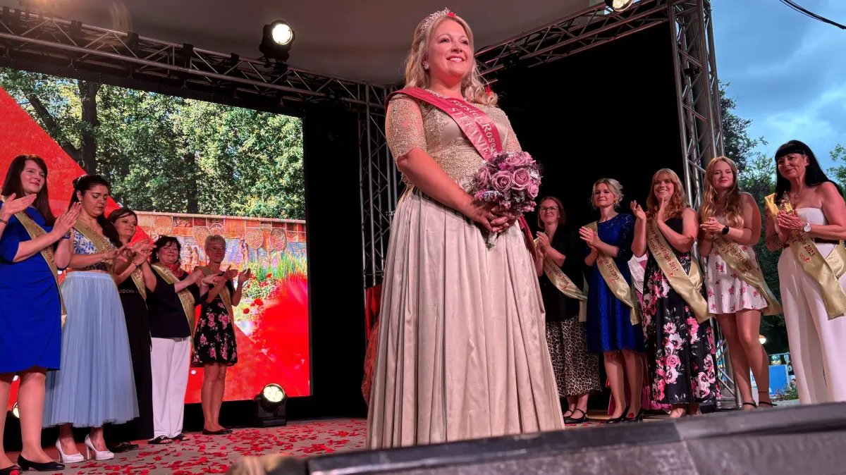 Umrahmt von ihren Vorgängerinnen: Stefanie Nabel ist die 33. Forster Rosenkönigin.