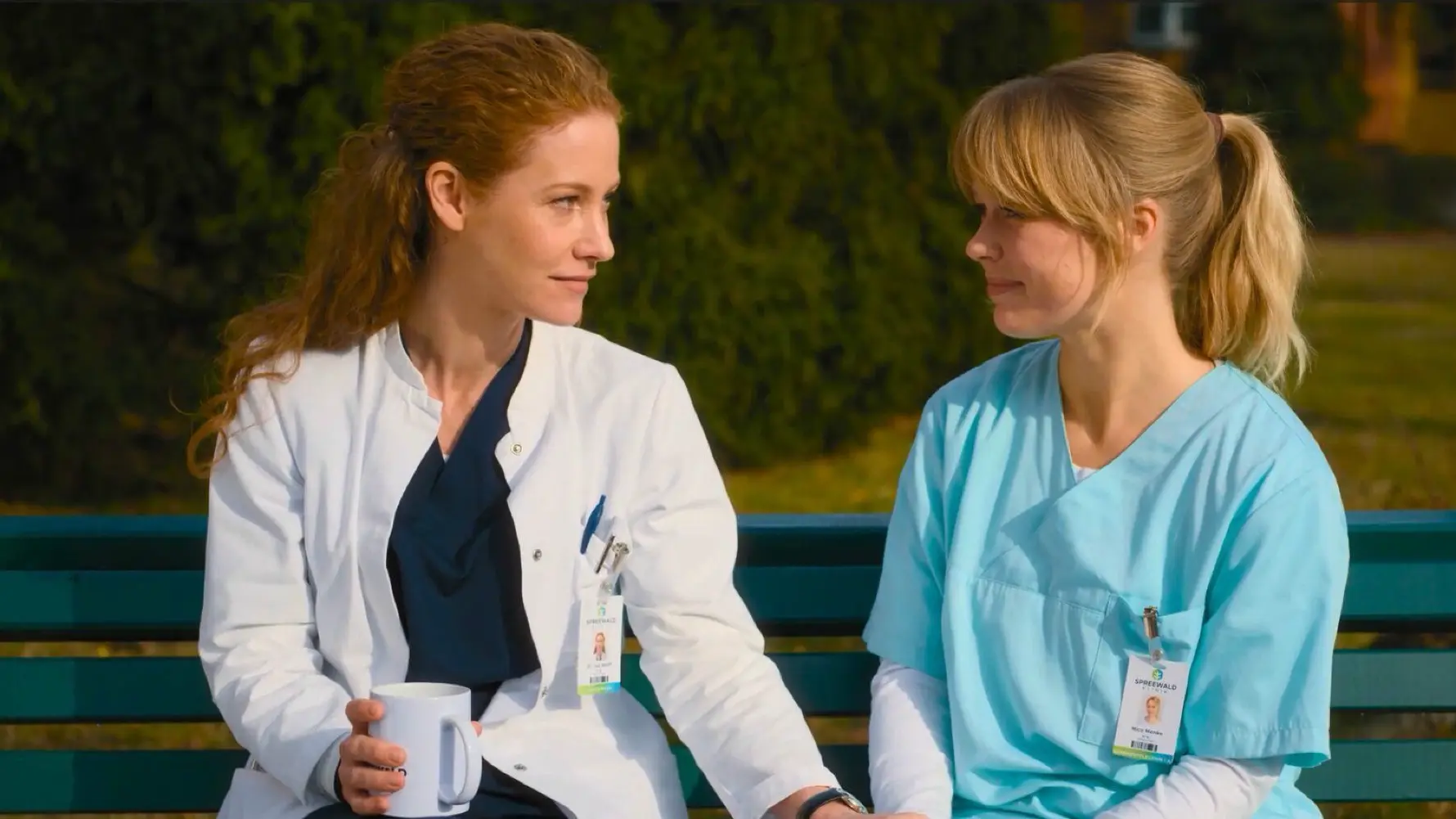In "Die Spreewaldklinik" auf Sat.1 finden sich Ärztin Dr. Lea Wolff (rechts) und ihre Tochter, Krankenschwester Nico, nach langer Suche endlich wieder. Wie es mit den beiden weitergeht, ist in Staffel zwei der Serie zu sehen.