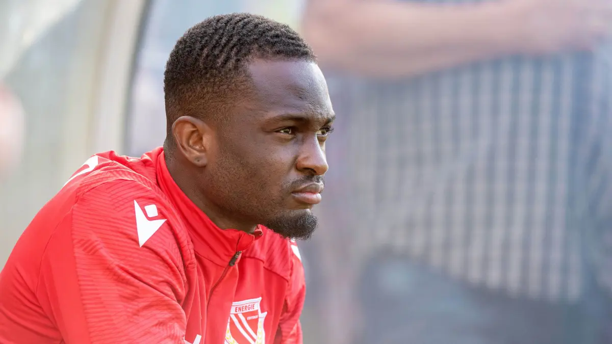 Testspiel Wacker Schönwalde - Energie Cottbus 2025/26: Fussball, Herren, Saison 2025/26, Testspiel, SV Wacker 21 Schönwalde - FC Energie Cottbus, Probespieler Dennis Duah (Energie Cottbus) auf der Bank, 27.06. 2025, Foto: Sebastian Räppold / Matthias Koch