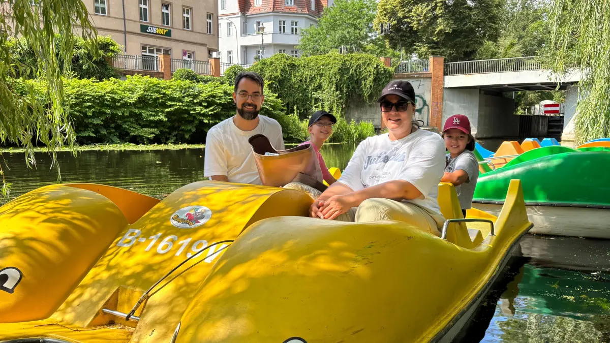 Familie Wolter aus Berlin, Zehlendorf machen einen Ausflug mit dem Tretboot bei Königsboot in Königs Wusterhausen