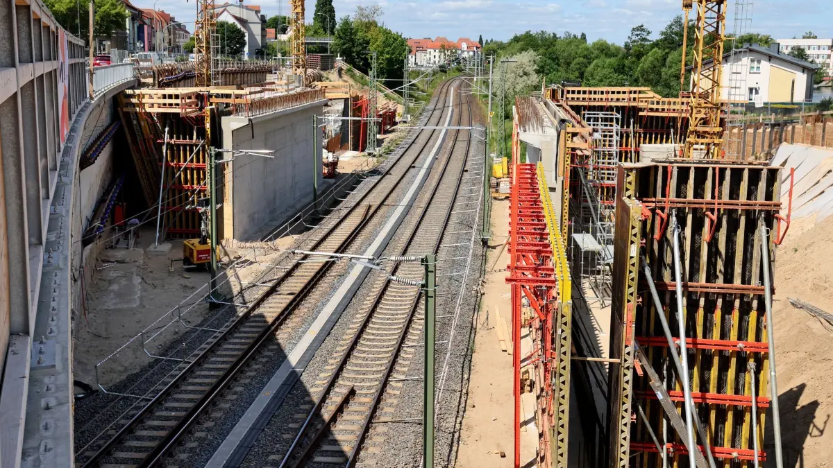 Bahnstrecke Rostock-Berlin gesperrt: PRODUKTION - 20.06.2025, Mecklenburg-Vorpommern, Waren: Die neue Straßenbrücke über die Bahn-Gleise ist im Bau. Die wichtige Bahnstrecke zur Ostsee wird deshalb mitten in den Sommerferien gesperrt. (zu dpa: «Bahnstrecke zwischen Rostock und Berlin im Juli unterbrochen») Foto: Bernd Wüstneck/dpa +++ dpa-Bildfunk +++